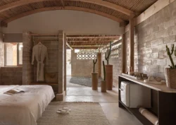 לילה לזוג בחדר אבן על בסיס חצי פנסיון באמצ"ש